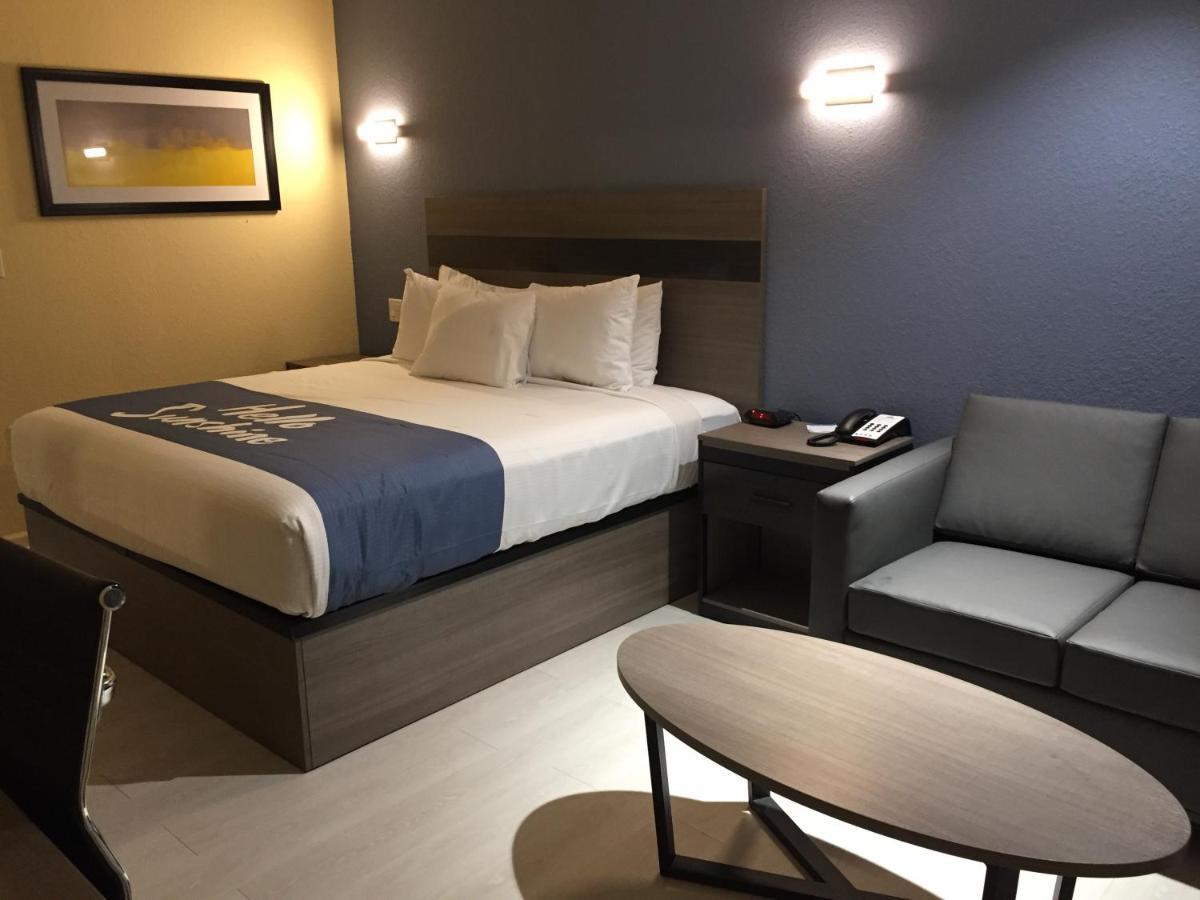 Days Inn By Wyndham Freeport Esterno foto
