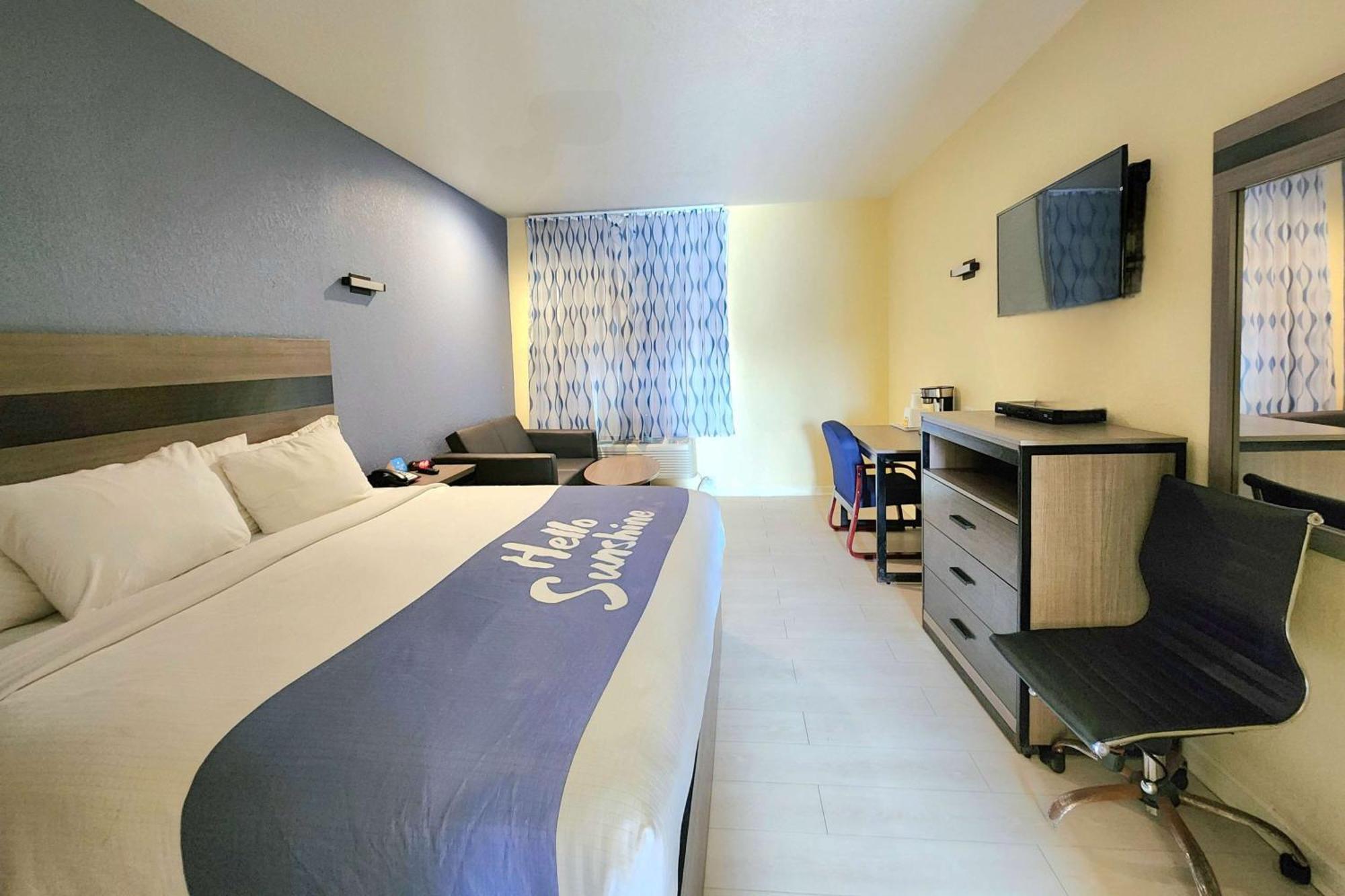 Days Inn By Wyndham Freeport Esterno foto