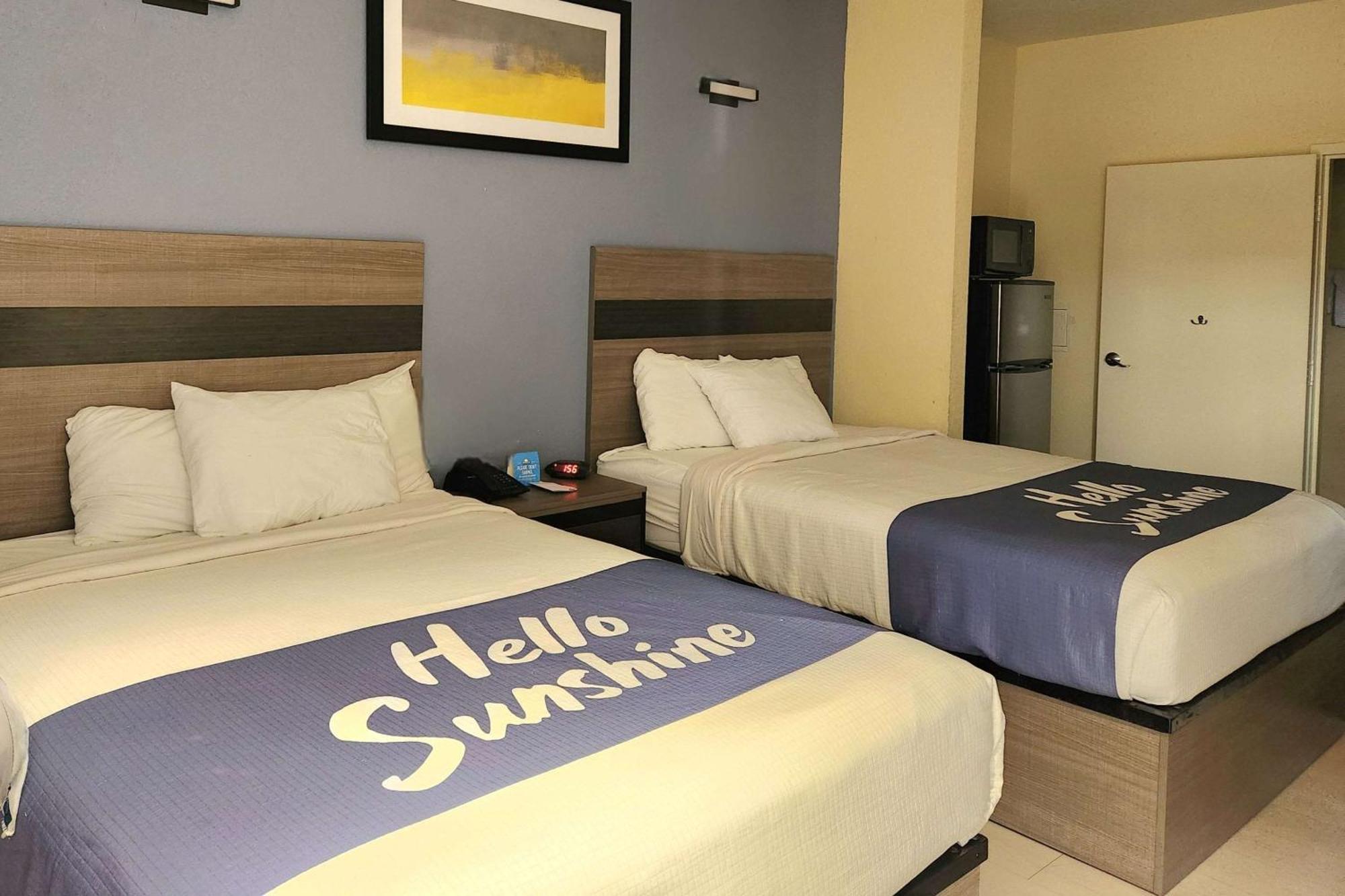 Days Inn By Wyndham Freeport Esterno foto