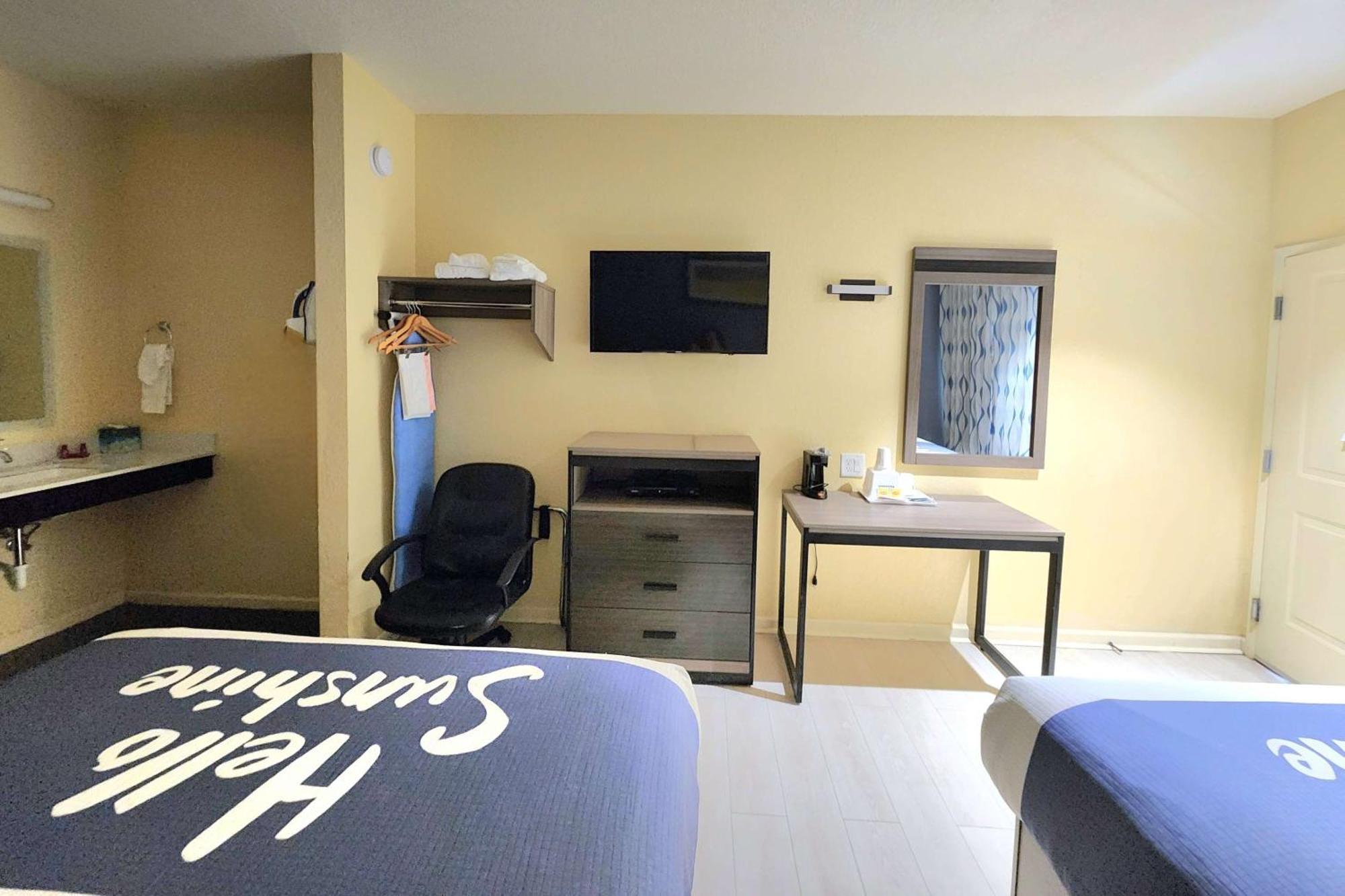 Days Inn By Wyndham Freeport Esterno foto