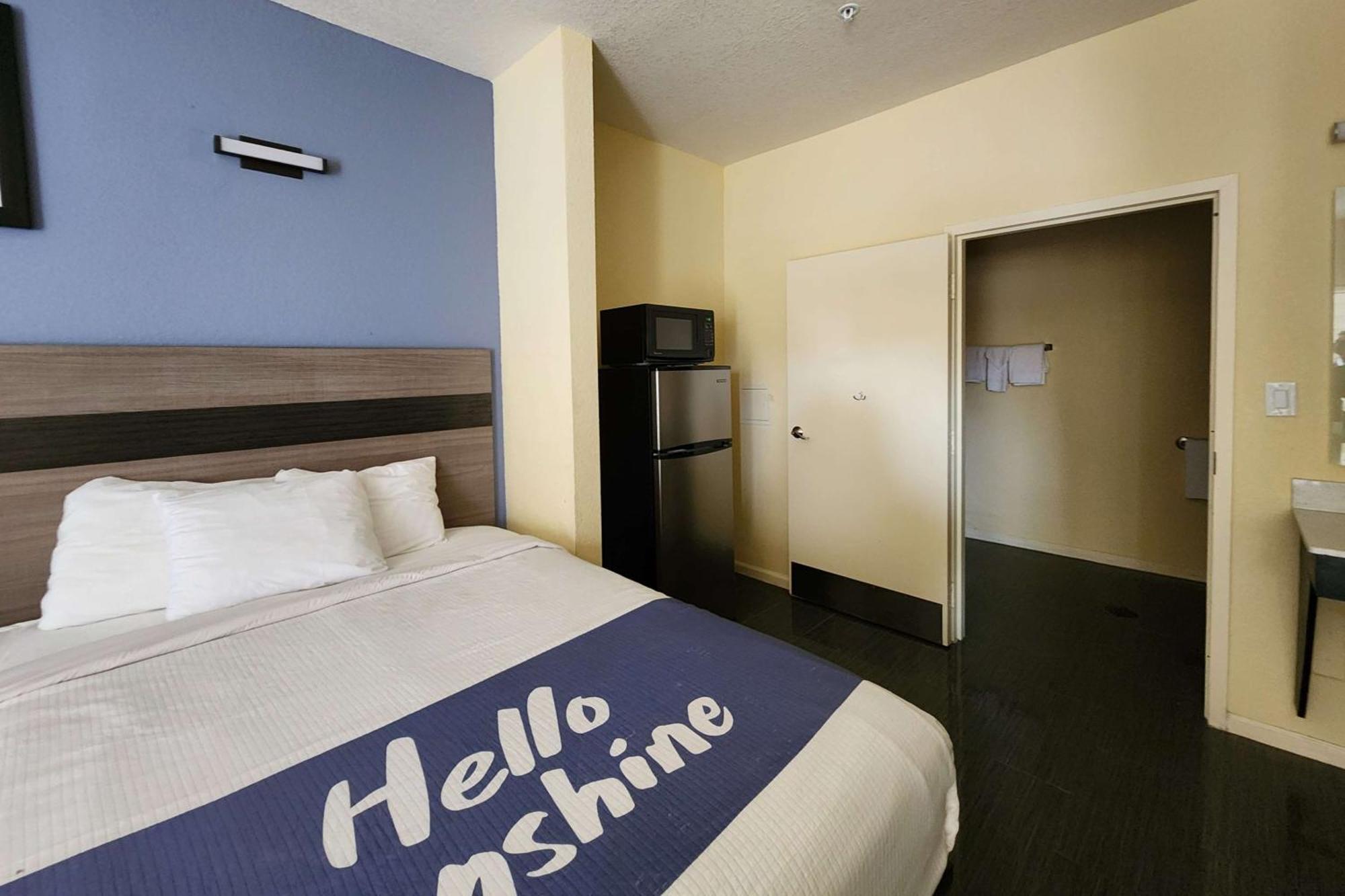 Days Inn By Wyndham Freeport Esterno foto