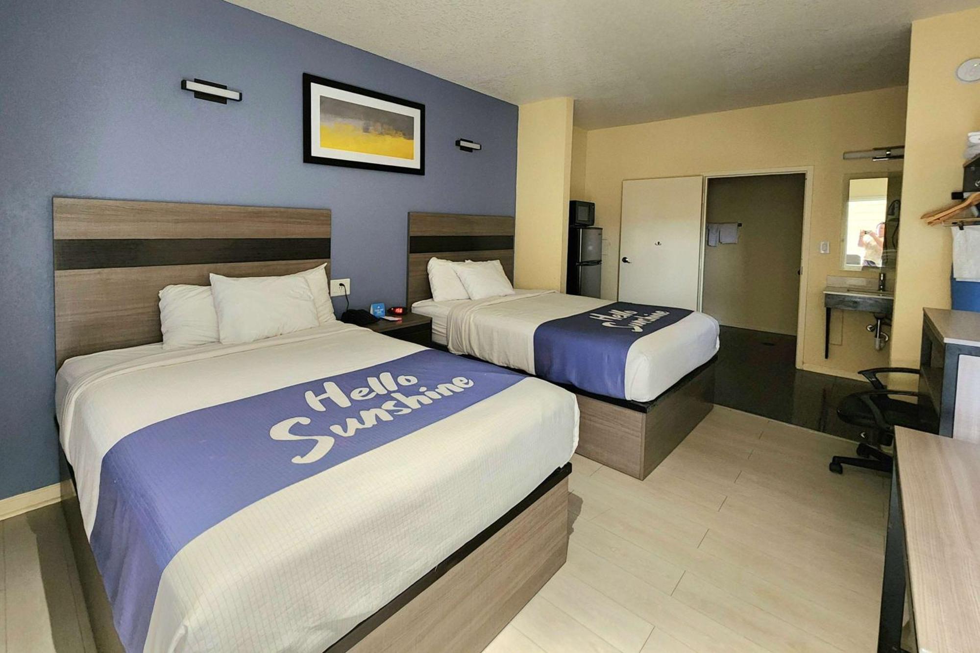 Days Inn By Wyndham Freeport Esterno foto