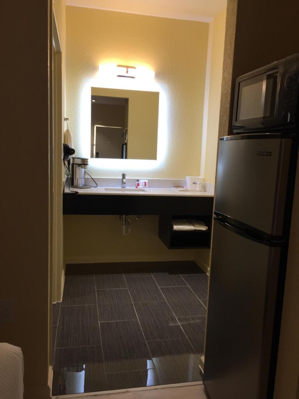 Days Inn By Wyndham Freeport Esterno foto