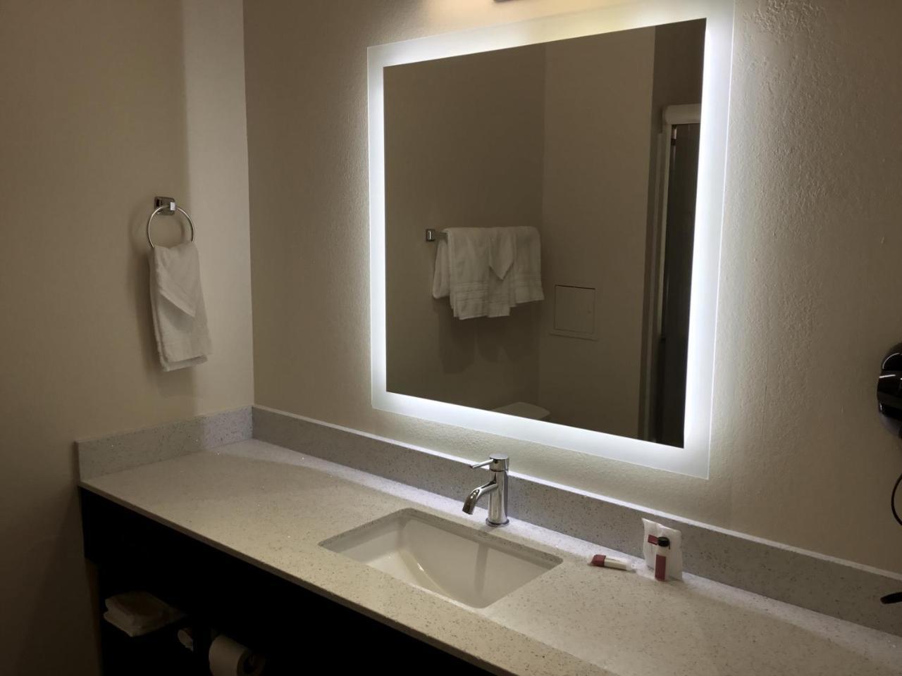 Days Inn By Wyndham Freeport Esterno foto