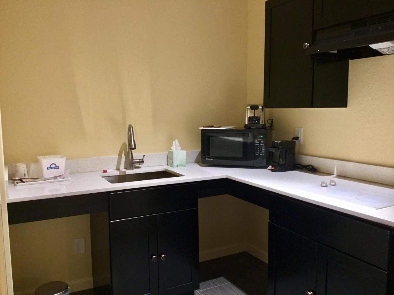 Days Inn By Wyndham Freeport Esterno foto